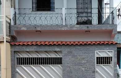 Imagem: A casa possui 2 Dormitórios, 3 Banheiros, 1 Vaga na garagem