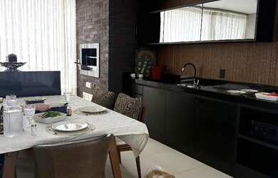 Imagem: A casa em condomínio possui 4 Dormitórios, 5 Banheiros, 4