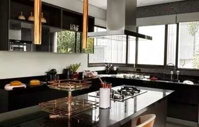 Imagem: A casa possui 4 Dormitórios, 5 Banheiros, 5 Vagas na garagem