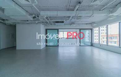 Imagem: O depósito possui 4 Vagas na garagem, 440m² de Área e está