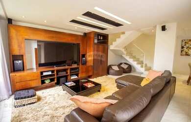 Imagem: A casa possui 4 Dormitórios, 5 Banheiros, 2 Vagas na garagem