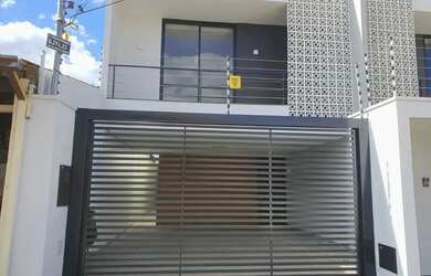 Imagem: A casa possui 3 Dormitórios, 1 Banheiro, 2 Vagas na garagem