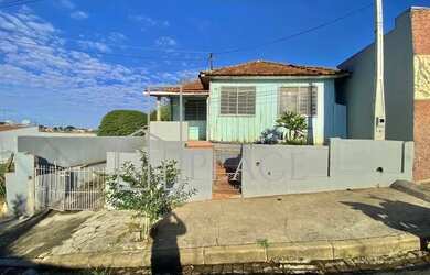 Imagem: A casa possui 2 Dormitórios, 1 Banheiro, 2 Vagas na garagem