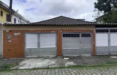 Imagem: A casa possui 3 Dormitórios, 2 Banheiros, 1 Vaga na garagem