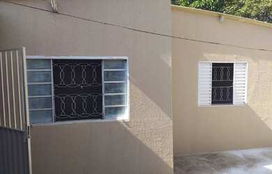 Imagem: A casa possui 2 Dormitórios, 2 Banheiros, 2 Vagas na garagem