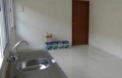 Imagem: A casa possui 3 Dormitórios, 1 Banheiro, 2 Vagas na garagem