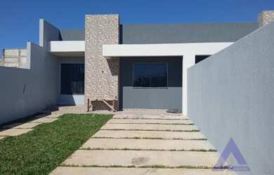 Imagem: A casa possui 3 Dormitórios, 2 Banheiros, 2 Vagas na garagem