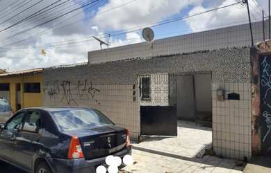 Imagem: A casa possui 3 Dormitórios, 1 Banheiro, 2 Vagas na garagem
