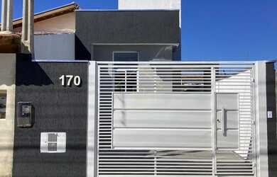 Imagem: A casa possui 2 Dormitórios, 1 Banheiro, 1 Vaga na garagem