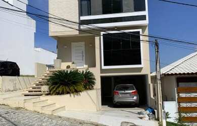 Imagem: A casa possui 4 Dormitórios, 5 Banheiros, 2 Vagas na garagem