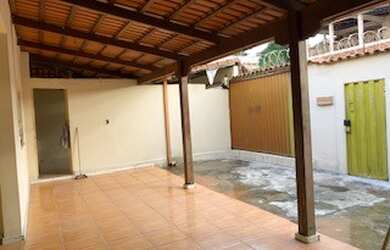 Imagem: A casa possui 3 Dormitórios, 3 Banheiros, 2 Vagas na garagem