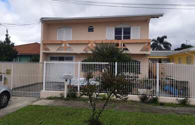 Imagem: A casa possui 4 Dormitórios, 3 Banheiros, 3 Vagas na garagem