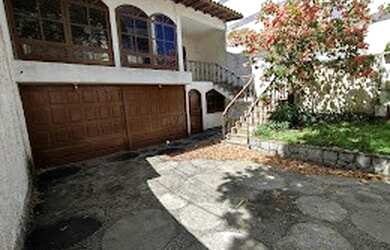 Imagem: A casa possui 4 Dormitórios, 3 Banheiros, 4 Vagas na garagem