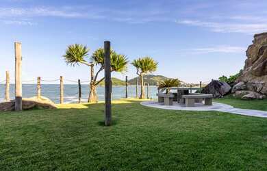 Imagem: A casa possui 5 Dormitórios, 5 Banheiros, 5 Vagas na garagem