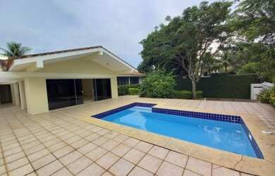 Imagem: A casa em condomínio possui 5 Dormitórios, 4 Banheiros, 4