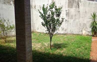 Imagem: A casa possui 3 Dormitórios, 3 Banheiros, 4 Vagas na garagem