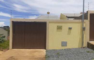 Imagem: A casa possui 2 Dormitórios, 1 Banheiro, 2 Vagas na garagem