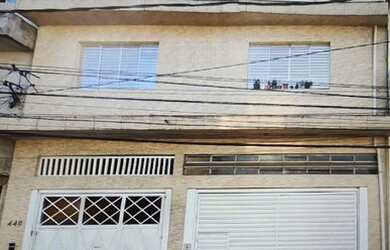 Imagem: A casa possui 1 Dormitório, 1 Banheiro, 1 Vaga na garagem e