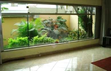 Imagem: A casa possui 3 Dormitórios, 3 Banheiros, 4 Vagas na garagem