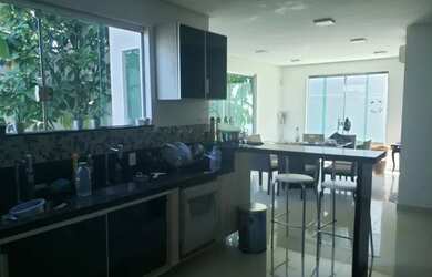 Imagem: A casa possui 3 Dormitórios, 3 Banheiros e 3 Vagas na garagem