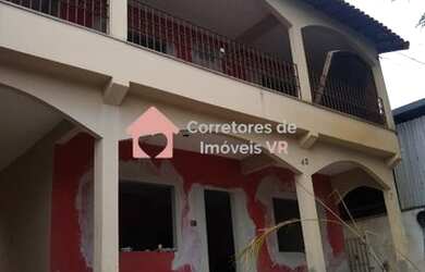 Imagem: A casa possui 4 Dormitórios, 2 Banheiros, 2 Vagas na garagem