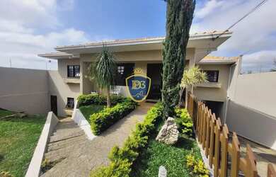 Imagem: A casa possui 4 Dormitórios, 3 Banheiros, 1 Vaga na garagem