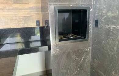 Imagem: A casa possui 3 Dormitórios, 2 Banheiros, 3 Vagas na garagem