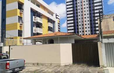 Imagem: A casa possui 3 Dormitórios, 1 Banheiro, 1 Vaga na garagem