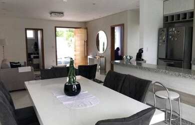 Imagem: A casa possui 3 Dormitórios, 3 Banheiros, 2 Vagas na garagem