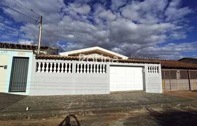 Imagem: A casa possui 3 Dormitórios, 3 Banheiros, 2 Vagas na garagem