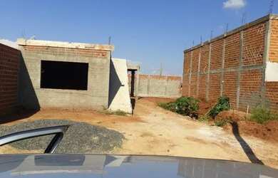 Imagem: A casa possui 3 Dormitórios, 2 Banheiros e está localizado