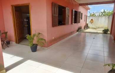 Imagem: A casa possui 3 Dormitórios, 2 Banheiros, 2 Vagas na garagem