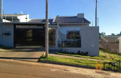 Imagem: A casa possui 3 Dormitórios, 2 Banheiros, 1 Vaga na garagem