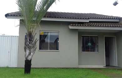 Imagem: A casa possui 3 Dormitórios, 2 Banheiros, 2 Vagas na garagem