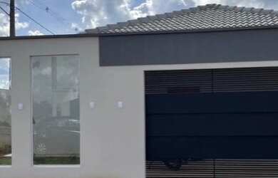 Imagem: A casa possui 3 Dormitórios, 3 Banheiros, 2 Vagas na garagem