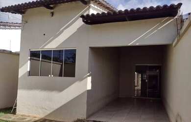 Imagem: A casa possui 3 Dormitórios, 2 Banheiros, 2 Vagas na garagem