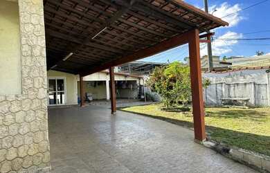 Imagem: A casa possui 3 Dormitórios, 2 Banheiros, 3 Vagas na garagem