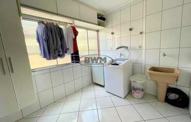 Imagem: O apartamento possui 3 Dormitórios, 1 Banheiro, 1 Vaga na garagem