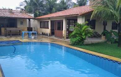 Imagem: A casa possui 3 Dormitórios, 3 Banheiros, 4 Vagas na garagem