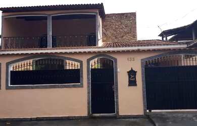 Imagem: A casa possui 3 Dormitórios, 3 Banheiros, 4 Vagas na garagem