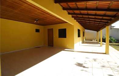 Imagem: A casa possui 3 Dormitórios, 3 Banheiros, 2 Vagas na garagem