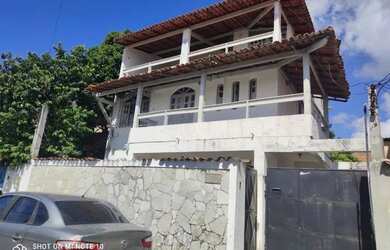 Imagem: A casa possui 4 Dormitórios, 2 Banheiros, 3 Vagas na garagem