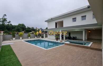 Imagem: A casa possui 4 Dormitórios, 3 Banheiros, 4 Vagas na garagem