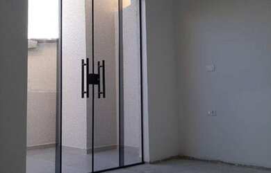 Imagem: A casa possui 3 Dormitórios, 2 Banheiros, 2 Vagas na garagem