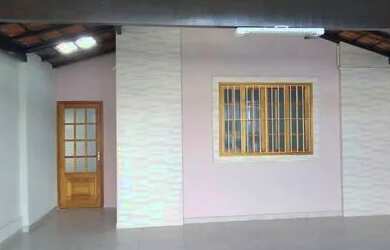 Imagem: A casa possui 2 Dormitórios, 2 Banheiros, 2 Vagas na garagem