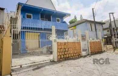 Imagem: A casa possui 4 Dormitórios, 2 Banheiros, 3 Vagas na garagem