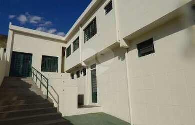 Imagem: O depósito possui 4 Vagas na garagem, 240m² de Área e está