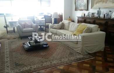 Imagem: O apartamento possui 3 Dormitórios, 1 Banheiro, 2 Vagas na