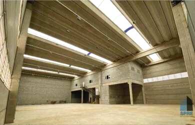 Imagem: O depósito possui 5 Vagas na garagem, 2.381m² de Área e