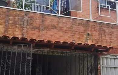 Imagem: A casa possui 4 Dormitórios, 3 Banheiros, 2 Vagas na garagem